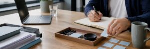 Realistische Arbeitsszene zum Thema «2-Minuten-Regel: Kleine Aufgaben sofort erledigen statt aufschieben»: Die Regel, Anwendung, Vorteil, Grenzen.