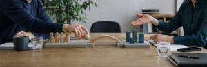 Realistische Arbeitsszene zum Thema «Hol- und Bringschuld: Kommunikationsverantwortung klar regeln»: Bringschuld, Holschuld.