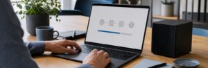 Realistische Arbeitsszene zum Thema «Installation Microsoft SQL Reporting Services»: Auswahl im Setup, Download und Start, Installation, Abschluss.