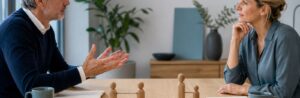 Realistische Arbeitsszene zum Thema «Symmetrische und komplementäre Kommunikation nach Watzlawick»: Symmetrisch, Komplementär.
